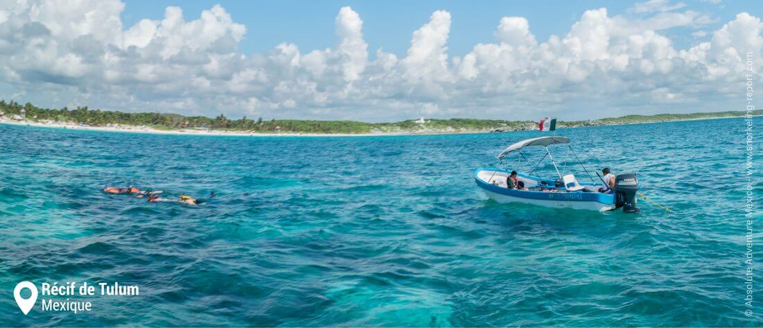 Bateaux de snorkeling sur le récif de Tulum, Mexique