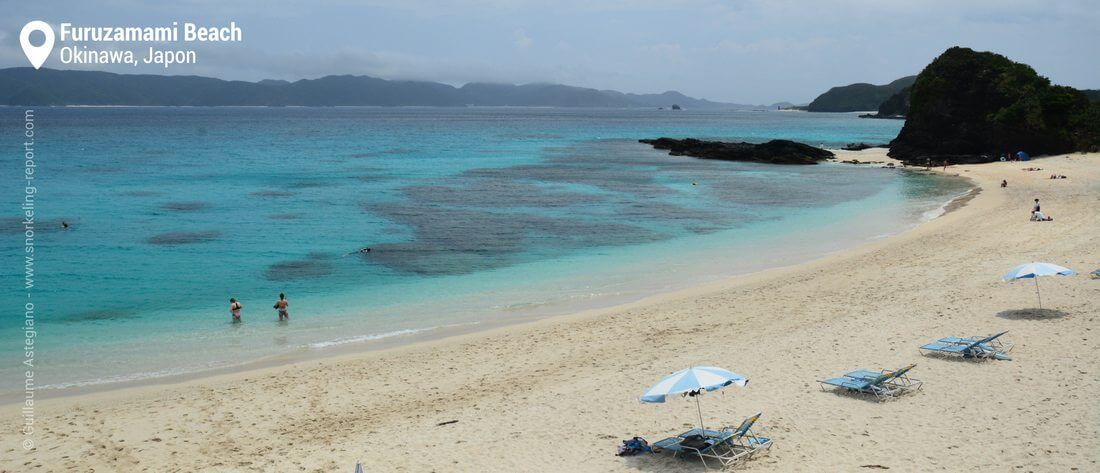 La plage et le récif de Furuzamami, Okinawa