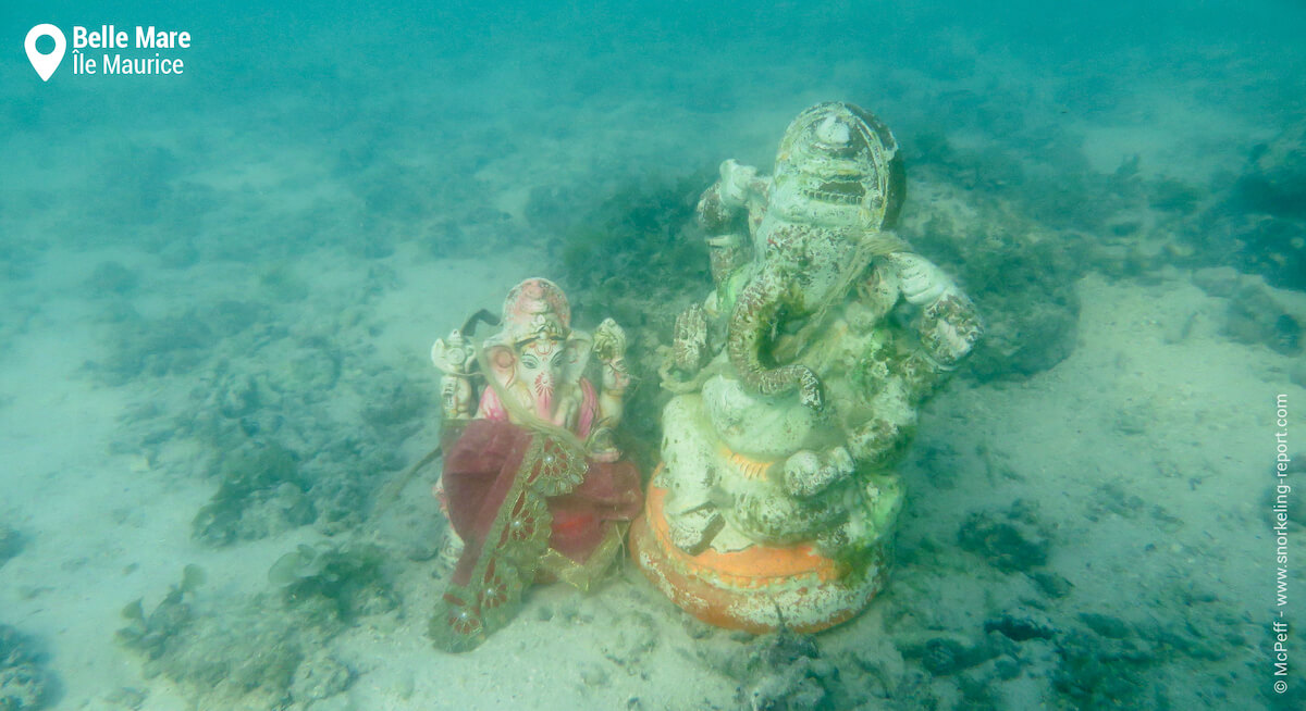 Statues religieuses à Belle Mare.