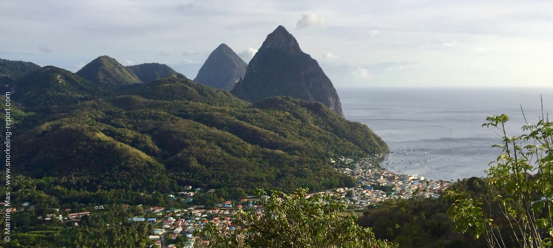 Vue sur la Baie de Soufrière et Petit Piton