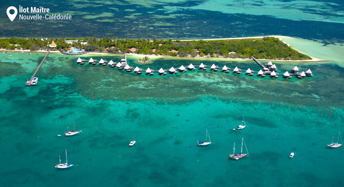 Vue aérienne du récif et des bungalows de l'Îlot Maître