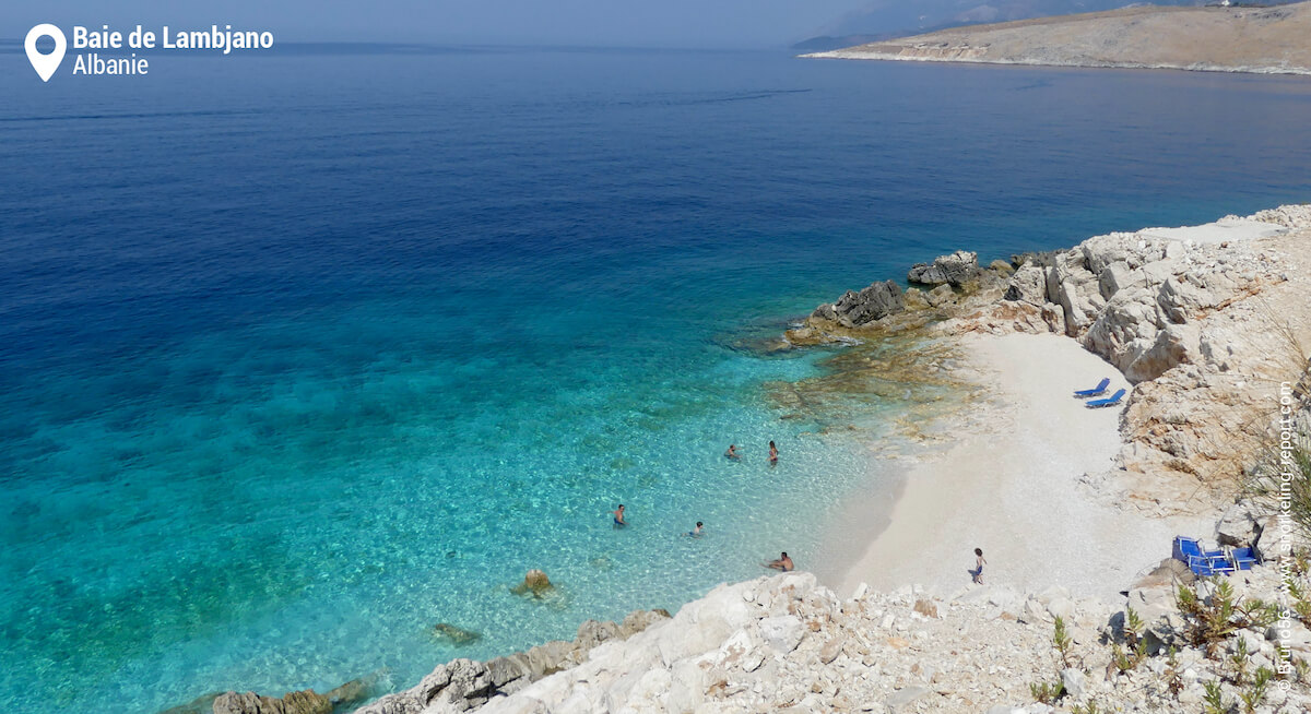 Vue sur la plage et la baie de Lambjano, Himare