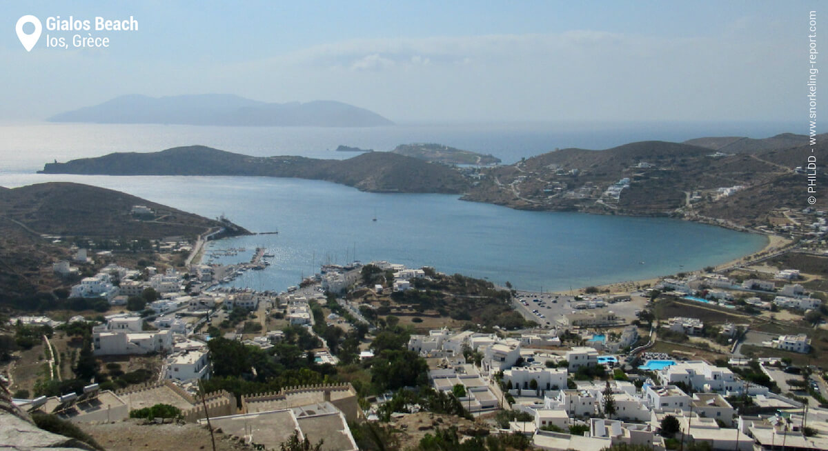 Vue sur la baie et la plage de Gialos